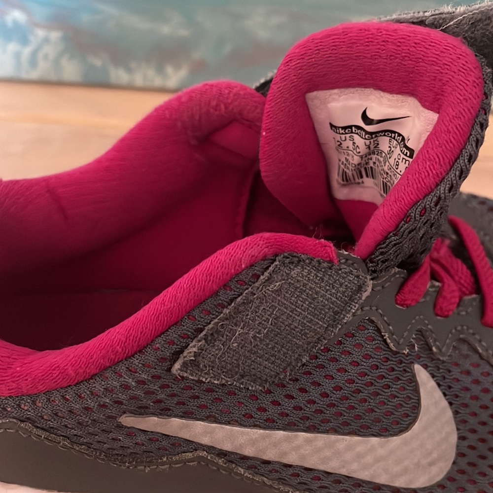 NIKE girl’s shoes pink gray Velcro size 12.5 EUC - Picture 6 of 12